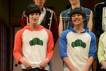 舞台「おそ松さん on STAGE ～SIX MEN'S SHOW TIME 2～」囲み取材より、左からおそ松役の高崎翔太、カラ松役の柏木佑介。