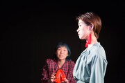 範宙遊泳「もうはなしたくない」より。舞台奥から油井文寧、熊川ふみ。（撮影：鈴木竜一朗）