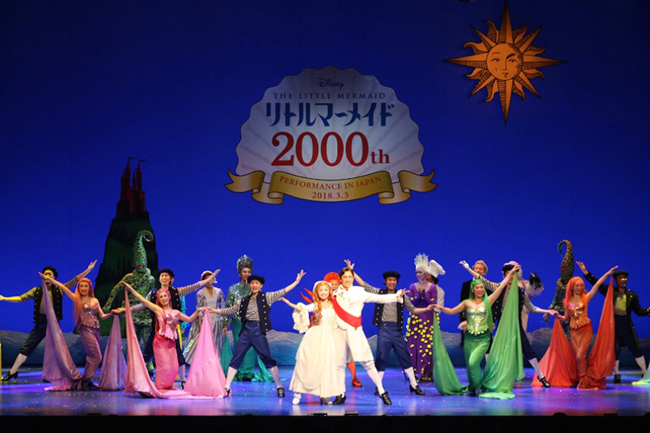愛知公演2000回カーテンコールの様子。(c)Disney