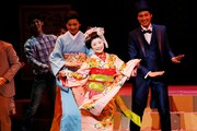 ミュージカル「舞妓はレディ」より。メインテーマ「舞妓はレディ」を歌い踊るシーン。