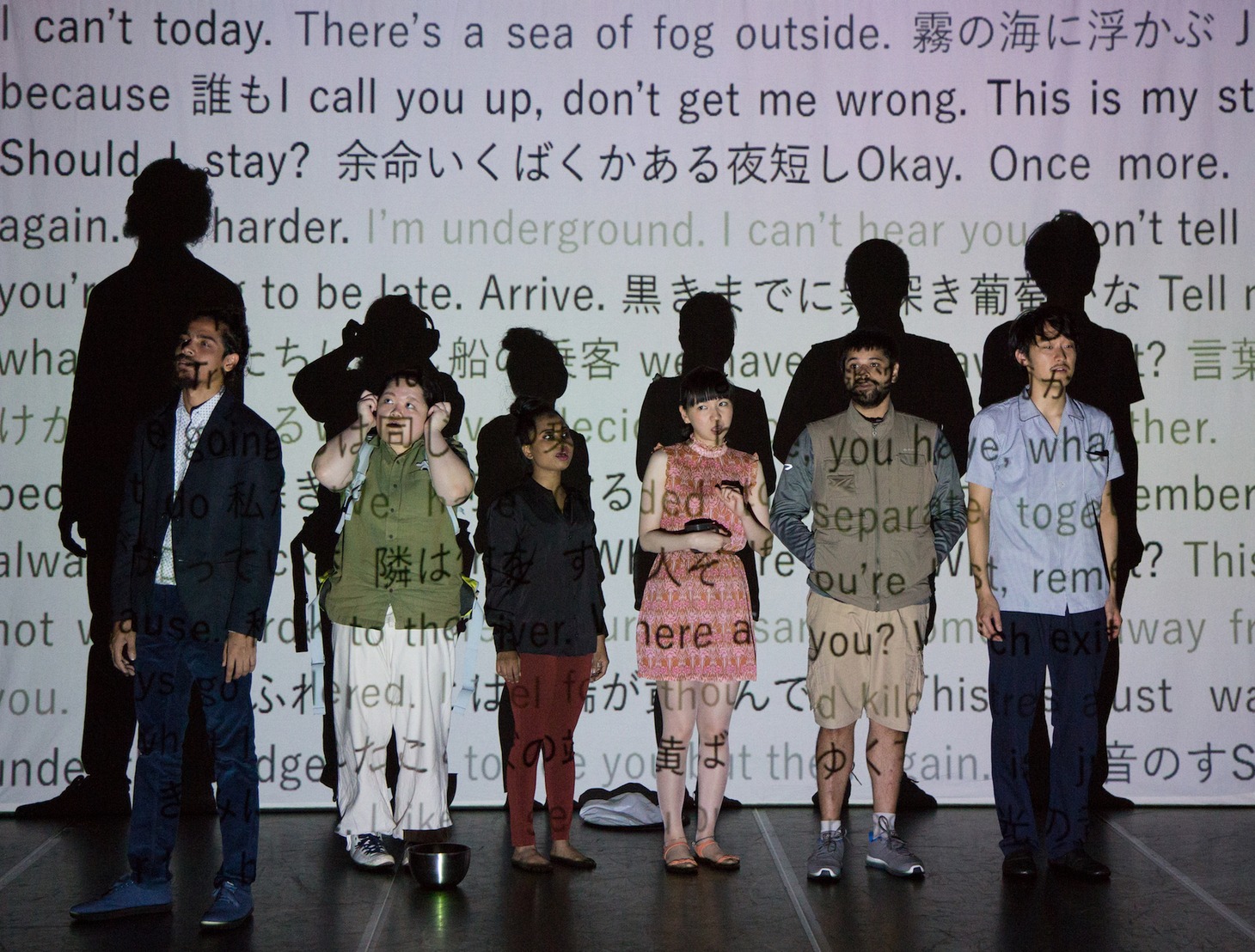 2017年日印友好交流年記念事業 範宙遊泳 × The Tadpole Repertory「午前2時コーヒーカップサラダボウルユートピア-THIS WILL ONLY TAKE SEVERAL MINUTES-」より。（撮影：鈴木竜一朗）