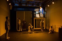 範宙遊泳×THE NECESSARY STAGE「SANCTUARY -聖域-」より。（撮影：鈴木竜一朗）