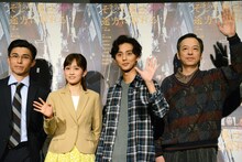 左から中尾明慶、前田敦子、藤ヶ谷太輔、板尾創路。