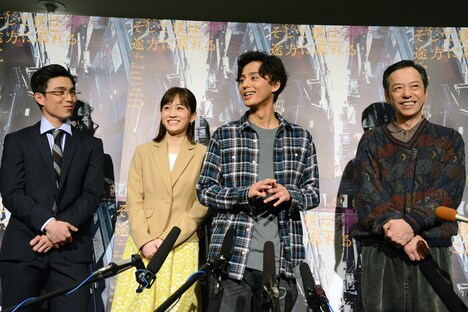 左から中尾明慶、前田敦子、藤ヶ谷太輔、板尾創路。