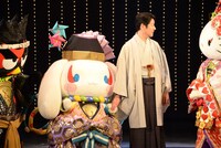 「KAWAII KABUKI～ハローキティ一座の桃太郎～」記者発表会より、シナモロール（左）と手をつなぐ市川笑三郎（右）。