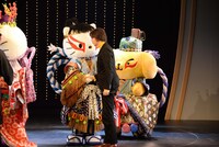 「KAWAII KABUKI～ハローキティ一座の桃太郎～」記者発表会より、ディアダニエルと握手を交わす横内謙介（中央）。