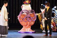 「KAWAII KABUKI～ハローキティ一座の桃太郎～」記者発表会より、ハローキティの後ろ姿（中央）。