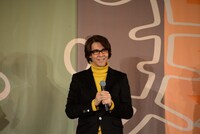 「KAWAII KABUKI～ハローキティ一座の桃太郎～」記者発表会より、横内謙介。