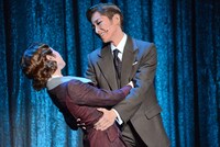 左から真彩希帆、轟悠。