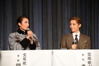 左から望海風斗、轟悠。
