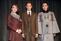 左から真彩希帆、轟悠、望海風斗。