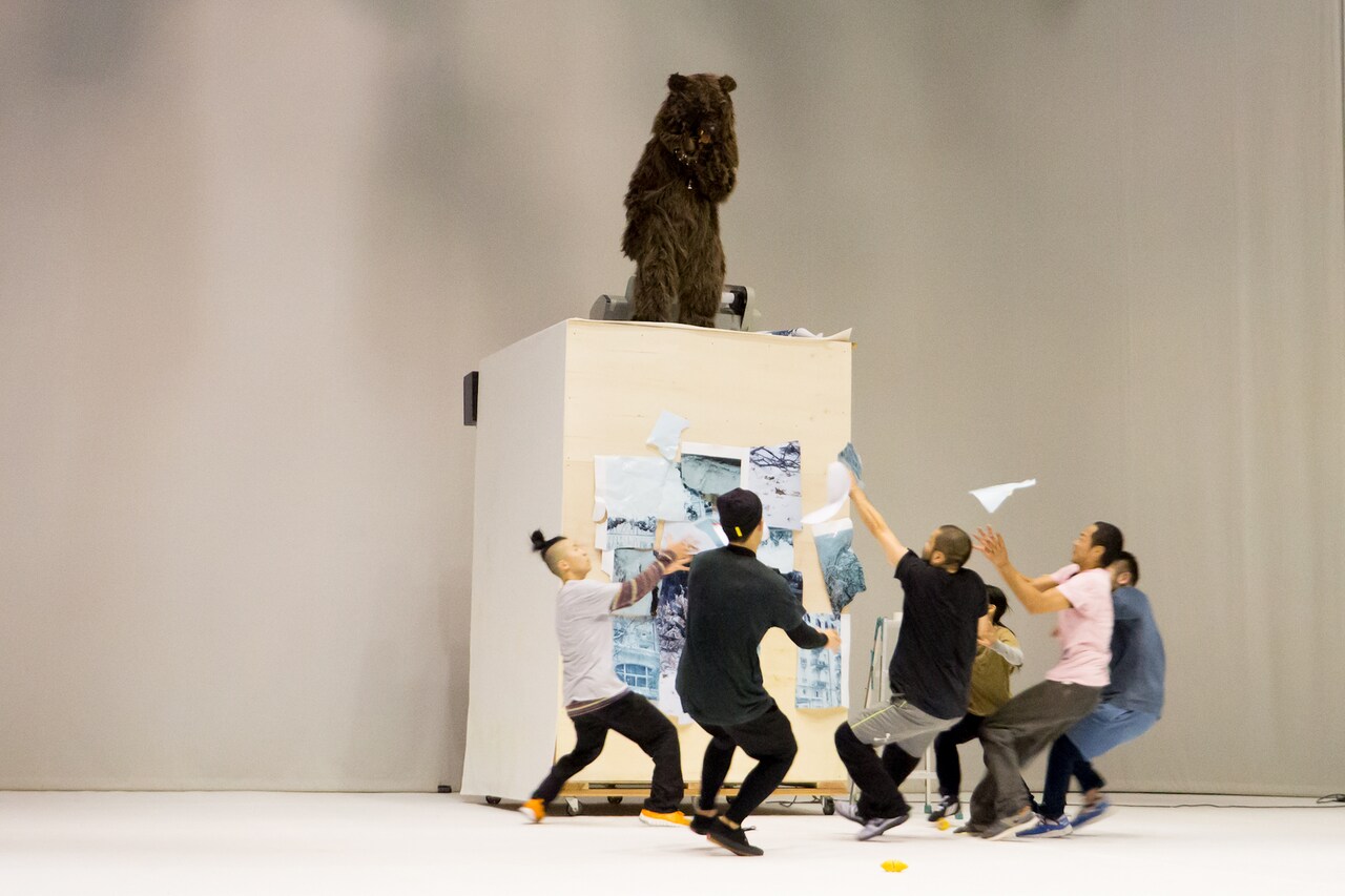 ホンマタカシ×contact Gonzoの新作「鹿を殺すと残る雪」京都で