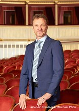 芸術監督のマニュエル・ルグリ。