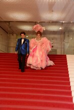 「ラ・カージュ・オ・フォール 籠の中の道化たち」囲み取材より、階段を下りてくる鹿賀丈史、市村正親。