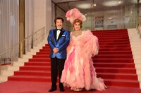 「ラ・カージュ・オ・フォール 籠の中の道化たち」囲み取材より、左から鹿賀丈史、市村正親。