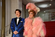 「ラ・カージュ・オ・フォール 籠の中の道化たち」囲み取材より、左から鹿賀丈史、市村正親。