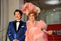 「ラ・カージュ・オ・フォール 籠の中の道化たち」囲み取材より鹿賀丈史（左）、カメラに向かって手を振る市村正親（右）。