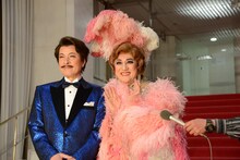 「ラ・カージュ・オ・フォール 籠の中の道化たち」囲み取材より鹿賀丈史（左）、カメラに向かって手を振る市村正親（右）。