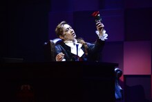 東山義久演じるデレック。