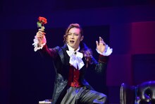 東山義久演じるデレック。