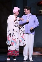 「ラ・カージュ・オ・フォール 籠の中の道化たち」より。