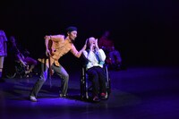 「近藤良平とハンドルズによるダンス公演『初めての そんなふうな 気がしない』」より。(c)池田ひらく / 提供：金沢21世紀美術館