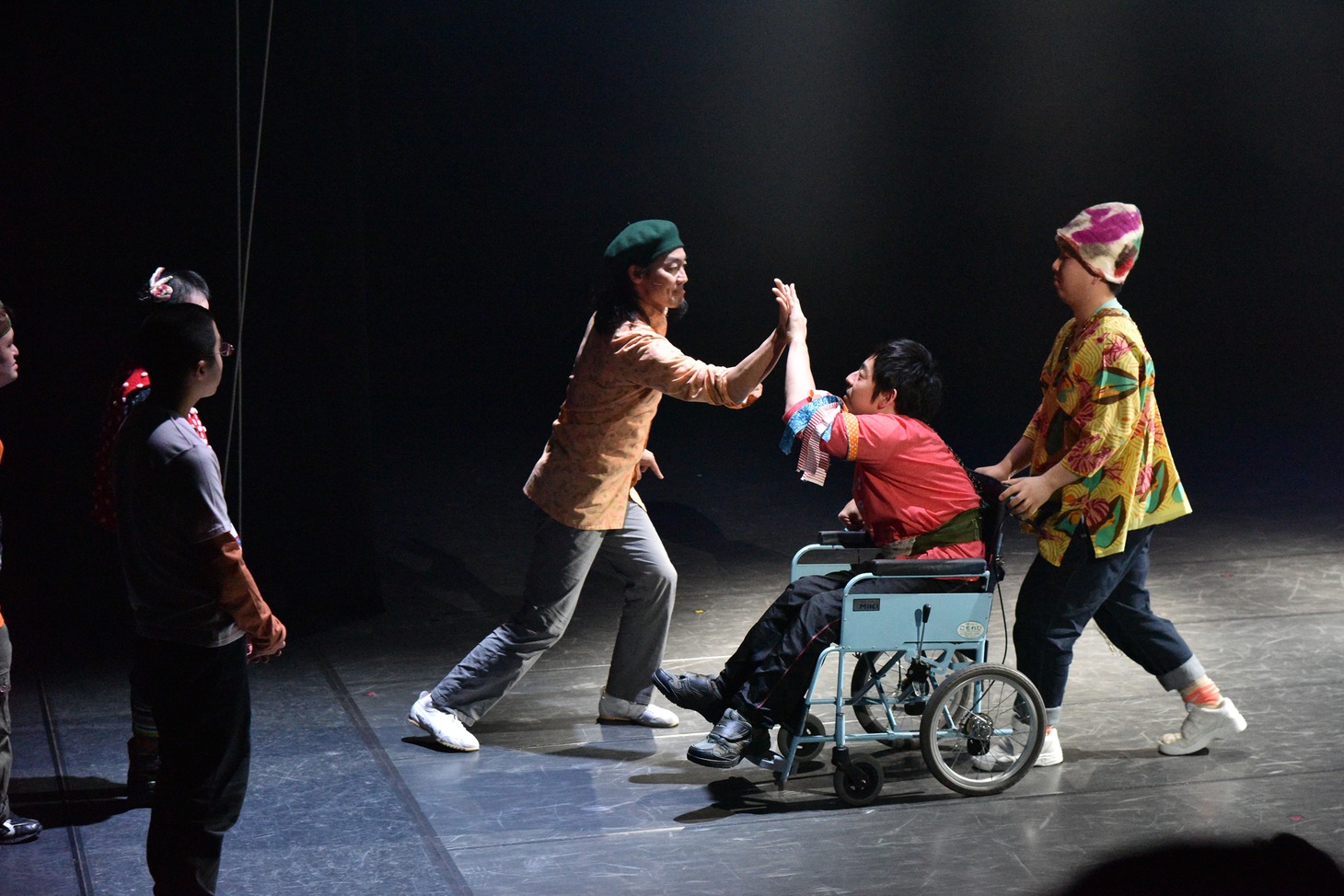 「近藤良平とハンドルズによるダンス公演『初めての そんなふうな 気がしない』」より。(c)池田ひらく / 提供：金沢21世紀美術館