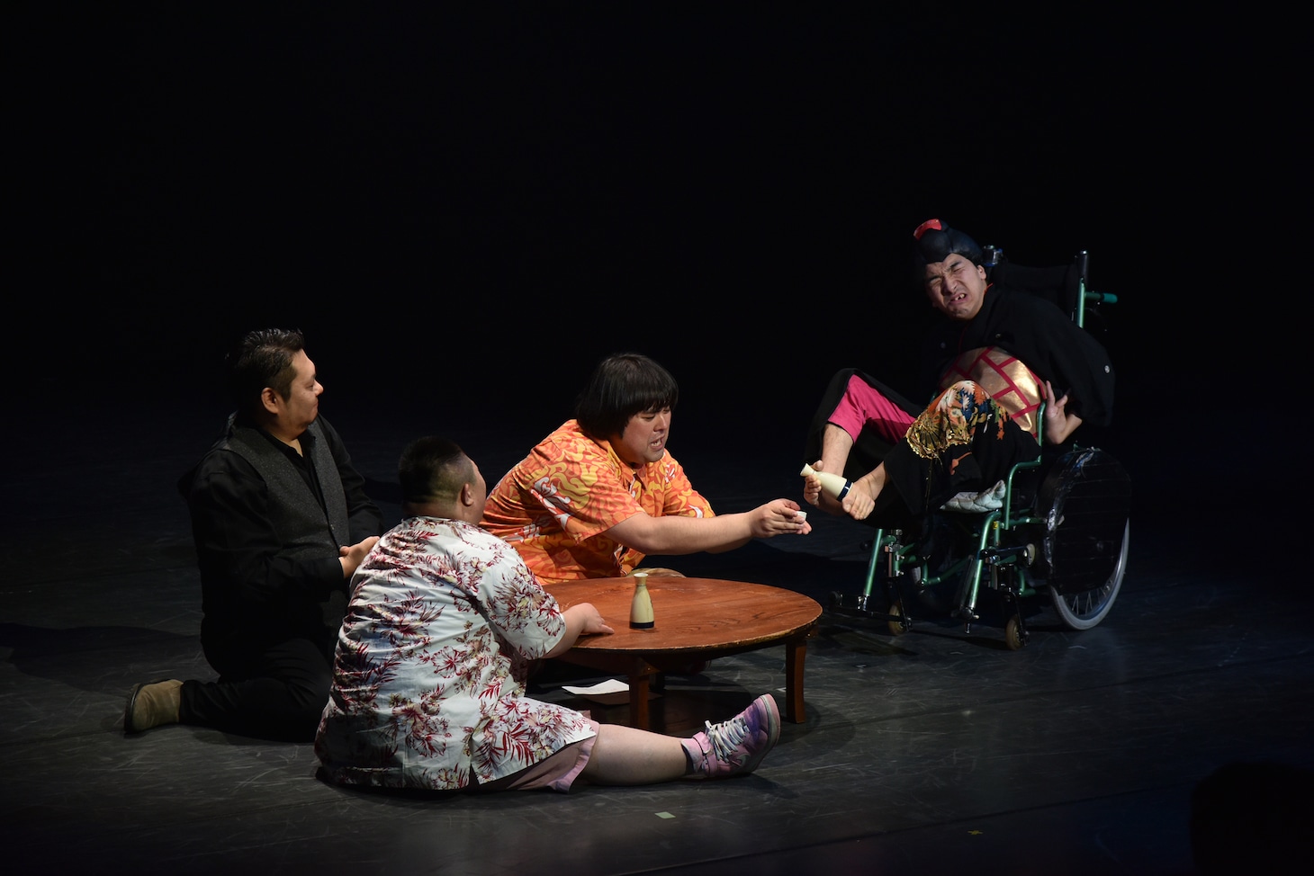 「近藤良平とハンドルズによるダンス公演『初めての そんなふうな 気がしない』」より。(c)池田ひらく / 提供：金沢21世紀美術館