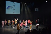 「近藤良平とハンドルズによるダンス公演『初めての そんなふうな 気がしない』」より。(c)池田ひらく / 提供：金沢21世紀美術館