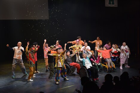 「近藤良平とハンドルズによるダンス公演『初めての そんなふうな 気がしない』」より。(c)池田ひらく / 提供：金沢21世紀美術館