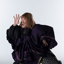 鈴木ハルニ扮するトーマスグラバー。