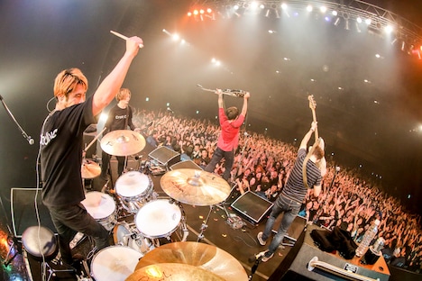 MONOEYESのライブの様子。（Photo by Viola Kam [V'z Twinkle]）