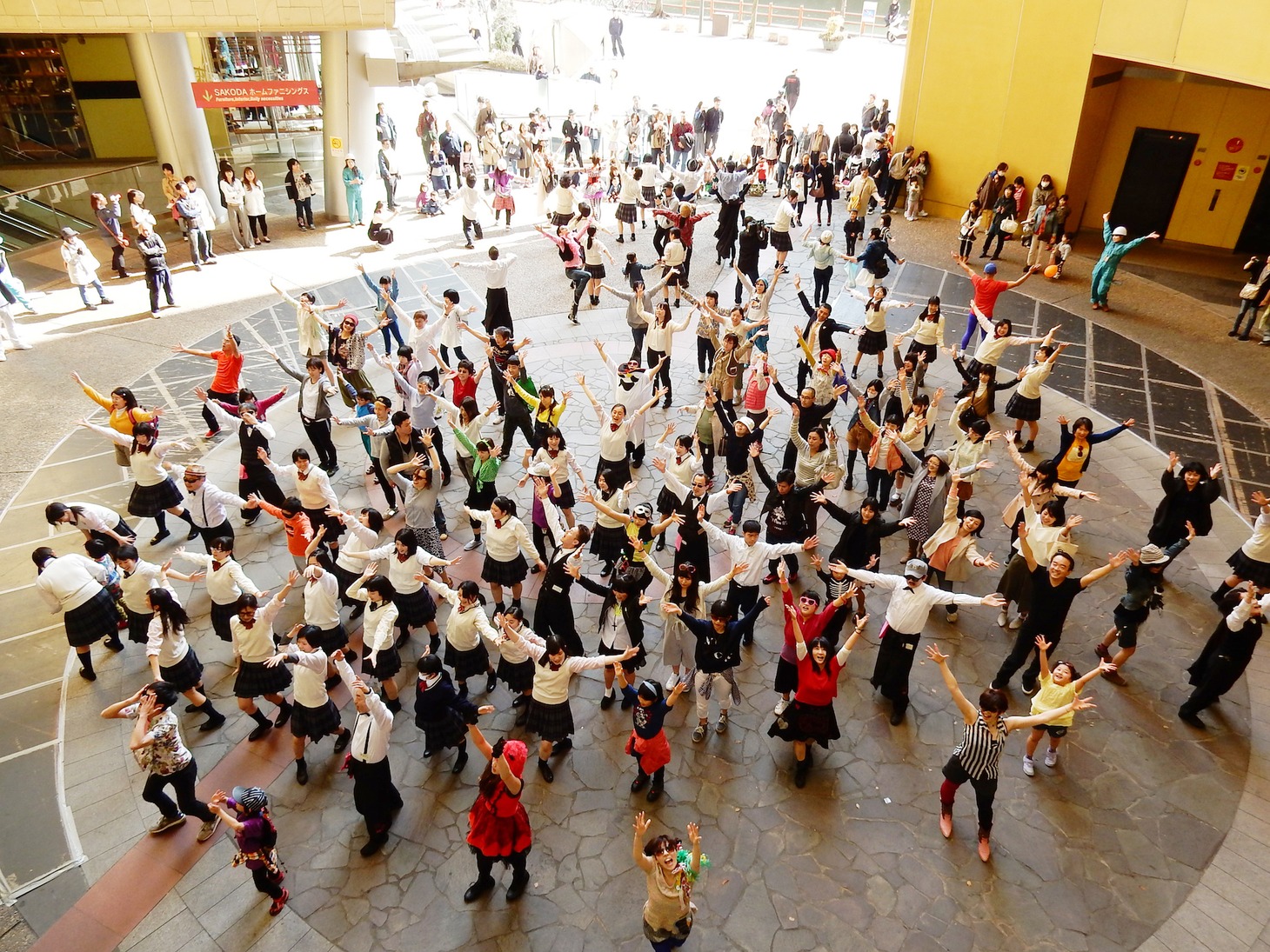 「リバダン!!」を踊る参加者の様子。