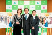 左から北翔海莉、本郷谷健次松戸市長、藤山扇治郎。
