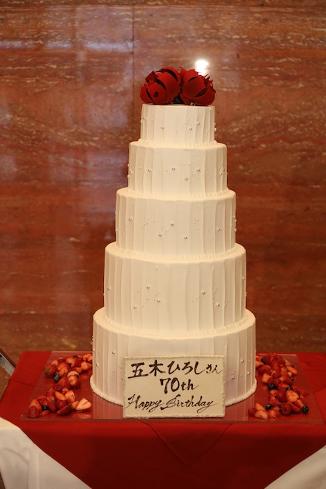 五木ひろしの古希を祝うケーキ。