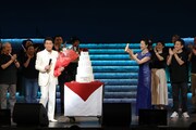 「五木ひろし特別公演 特別出演 坂本冬美」舞台上で行われた古希祝いイベントの様子。