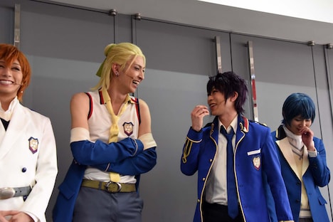 ミュージカル「Dance with Devils～Fermata（フェルマータ）～」囲み取材より、笑顔を交わす吉岡佑と安川純平（中央）。