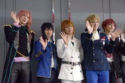 ミュージカル「Dance with Devils～Fermata（フェルマータ）～」囲み取材より、報道陣に手を振るキャストたち。