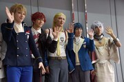 ミュージカル「Dance with Devils～Fermata（フェルマータ）～」囲み取材より、報道陣に手を振るキャストたち。