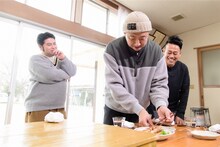 日本テレビ系「満天☆青空レストラン」より。左から皆川猿時、荒川良々、宮川大輔。(c)日本テレビ