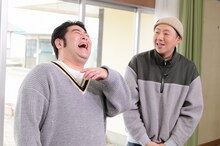 日本テレビ系「満天☆青空レストラン」より。左から皆川猿時、荒川良々。(c)日本テレビ