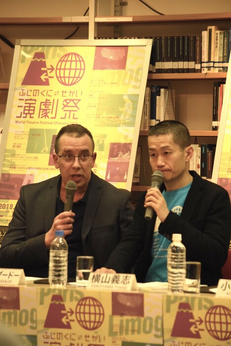 左からヤン・ブードー、SPAC-静岡県舞台芸術センター文芸部の横山義志。