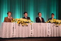 宝塚歌劇月組「ミュージカル『雨に唄えば』」制作発表会より、左から美弥るりか、中村一徳、小川友次、珠城りょう。