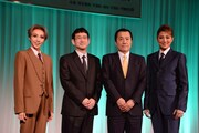 宝塚歌劇月組「ミュージカル『雨に唄えば』」制作発表会より、左から美弥るりか、中村一徳、小川友次、珠城りょう。