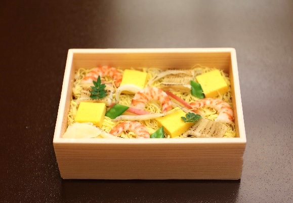 料亭の鮨折のイメージ。