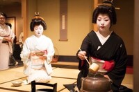 席主・新橋芸者衆の点茶席イメージ。