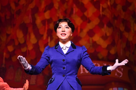 ミュージカル「メリー・ポピンズ」フォトコールより、平原綾香演じるメリー・ポピンズ。