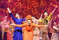 ミュージカル「メリー・ポピンズ」フォトコールより、濱田めぐみ演じるメリー・ポピンズ（左）、大貫勇輔演じるバート（右）。