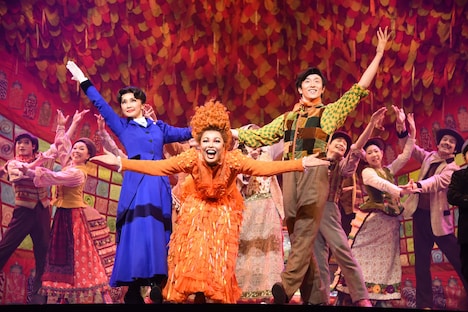 ミュージカル「メリー・ポピンズ」フォトコールより、平原綾香演じるメリー・ポピンズ（左）、柿澤勇人演じるバート（右）。