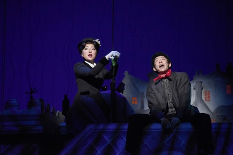 ミュージカル「メリー・ポピンズ」フォトコールより、平原綾香演じるメリー・ポピンズ（左）、柿澤勇人演じるバート（右）。